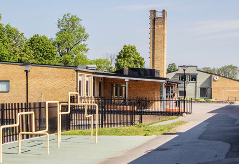 Alléskolans skolgård.