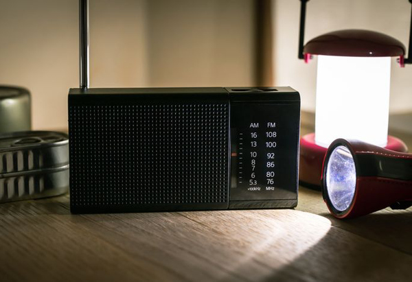 Radio och ficklampa på ett bord.