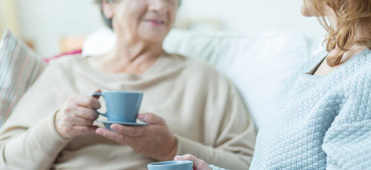 Två personer som sitter i en soffa.