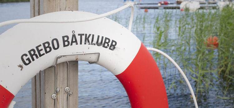 Livboj vid båtbrygga i Grebo.