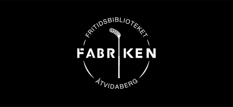 Fritidsbibliotekets logotyp i vitt på svart bakgrund.