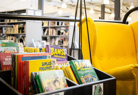 Barnböcker i en back på biblioteket.