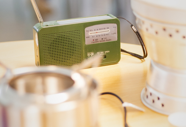Krisradio på ett bord. 