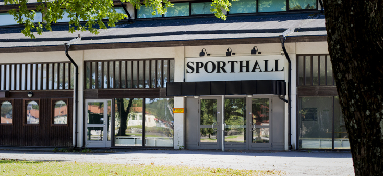 Entrén till sporthallen.
