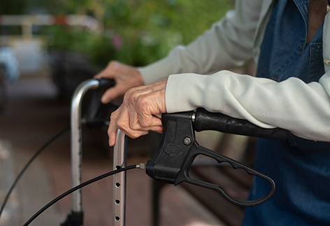 Äldre person med rollator.