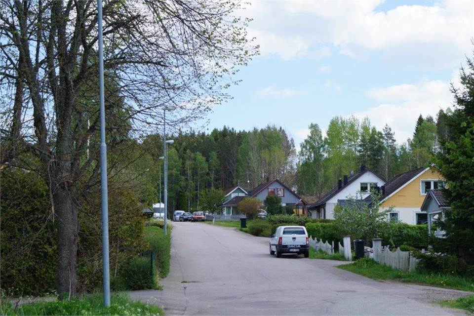 Forsaströmsgatan med villor och bilar.